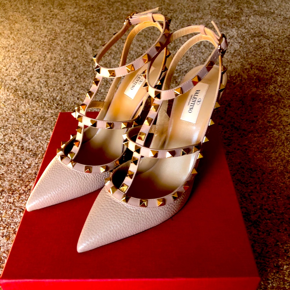 Brand new Valentino Garavani nude slingback pumps